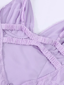 Détail de la robe en jacquard lavande avec bretelles et design élastique croisé au dos