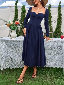 Détail du décolleté en cœur et de la taille bustier sur la robe longue bleu marine