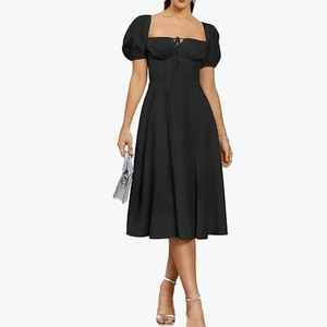 Robe noire élégante avec manches bouffantes, col carré et silhouette trapèze pour femme