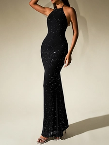 Détail de la robe de soirée noire à paillettes avec licou et coupe sirène dos nu élégante