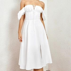 Robe blanche à épaules dénudées avec manches bouffantes, cordon de serrage et fente