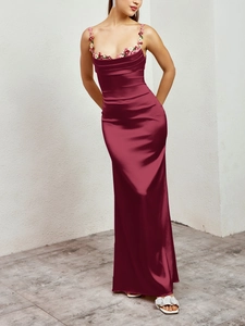 Détail de la robe en satin rouge foncé montrant la broderie florale 3D sur le décolleté