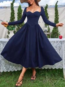 Détail du décolleté en cœur et du corsage de style bustier sur une robe bleu marine