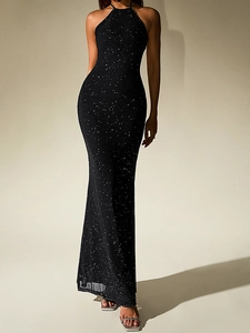 Détail de la robe de soirée noire dos nu avec paillettes argentées scintillantes