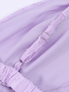 Détail du tissu jacquard avec boucle argentée réglable et bretelle froncée lavande