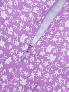 Détail de la fermeture éclair invisible et motif floral violet sur la robe moulante