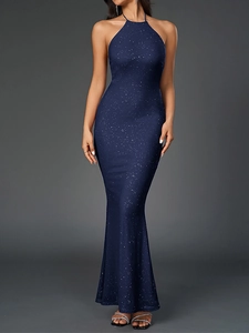 Détail de la robe de soirée dos nu bleu marine avec paillettes et coupe sirène