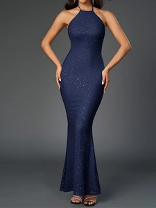 Détail de robe sirène bleu marine à paillettes avec dos nu et décolleté licou