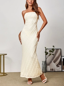 Détail de la robe bustier blanche en tricot avec motifs dentelle verticaux et coupe sirène