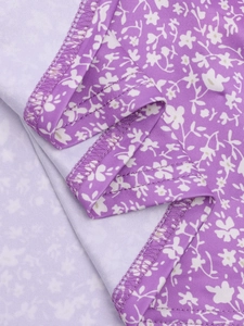 Vue macro des coutures sur un tissu lilas à imprimé floral pour robe moulante