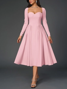 Détail de robe rose clair avec décolleté en cœur et texture de jupe trapèze plissée