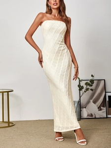Détail de la robe bustier ivoire présentant une texture jacquard ondulée très élégante