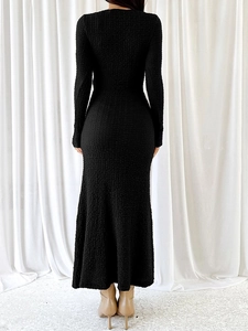 Vue arrière d'une robe longue noire en maille gaufrée avec une silhouette sirène élégante