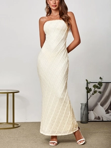 Détail de la robe bustier ivoire montrant la texture en maille et les motifs diagonaux