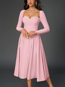 Vue détaillée d'une robe rose à manches longues avec col en cœur et coupe ajustée