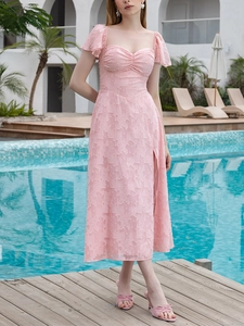 Détail de la robe en jacquard fleuri rose avec col carré et bustier à volants élégant