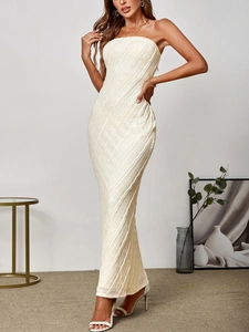 Détail de robe longue en maille crème avec dentelle 3D et coupe sirène élégante