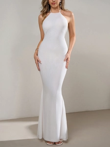 Détail de la robe sirène blanche à licou avec texture de tissu nacré étincelant