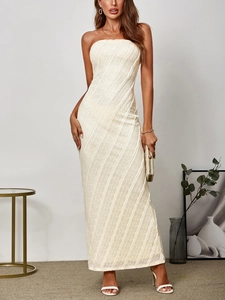 Détail d'une robe longue bustier en tricot crème avec dentelle texturée et coupe sirène