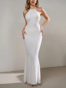 Vue détaillée d'une robe sirène blanche à sequins, dos nu avec col licou et coupe ajustée