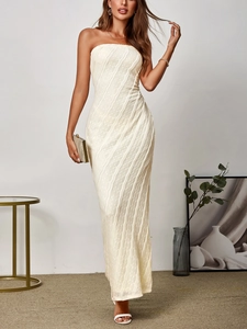 Texture détaillée de la robe maxi bustier blanc crème avec motifs floraux en dentelle 3D