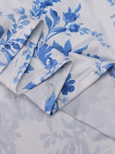 Gros plan sur tissu à imprimé floral bleu avec coutures fines et points doubles