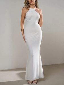 Détail de la robe licou blanche avec tissu en maille scintillante et coupe sirène ajustée