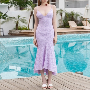 Robe caraco élégante en jacquard violet clair avec col en V et ourlet asymétrique