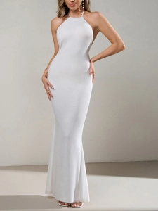 Détail de la robe longue dos nu blanche avec maille argentée scintillante et coupe sirène