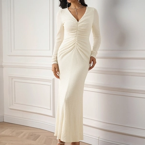 Robe longue en tricot blanc crème à col en V avec détails froncés et coupe sirène