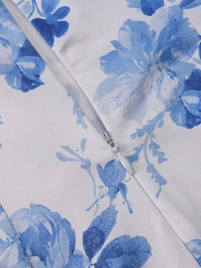 Détail de la fermeture éclair invisible et de l'imprimé de roses bleues sur le tissu
