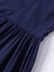 Détail d'une robe tencel bleu marine montrant la texture plissée et le tissage sergé