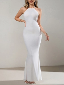 Détail du tissu en maille à paillettes blanches sur une robe sirène dos nu chic