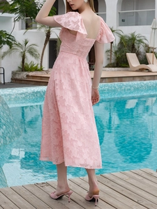Détail de la robe rose en maille avec jacquard texturé et taille élastique au dos