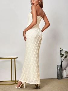 Détail de la dentelle tricotée blanc crème sur une robe longue sirène bustier moulante