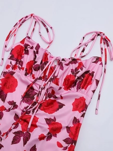 Détail de robe rose à fleurs en soie de lait avec bretelles et buste froncé