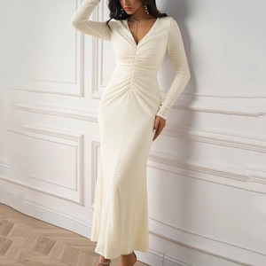 Robe longue en maille blanc cassé avec décolleté plongeant en V et détails froncés