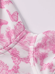 Dettaglio dello scollo a cuore su abito in rete con stampa Toile de Jouy rosa acceso