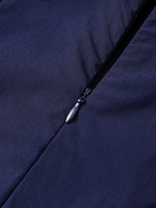 Gros plan détaillé d'une fermeture éclair invisible sur une robe texturée bleu foncé