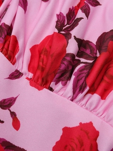 Détail de l'imprimé rose sur tissu en soie de lait rose avec coutures froncées élégantes