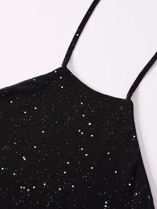 Détail de maille noire avec paillettes argentées scintillantes et fines bretelles spaghetti
