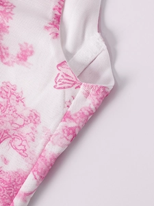 Dettaglio del tessuto a rete fine con stampa Toile de Jouy rosa e cuciture rifinite
