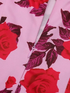 Détail d'une fermeture éclair invisible sur robe rose avec imprimé floral de roses