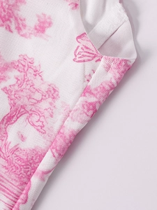 Dettaglio macro di stampa Toile de Jouy rosa su tessuto mesh con cuciture pregiate