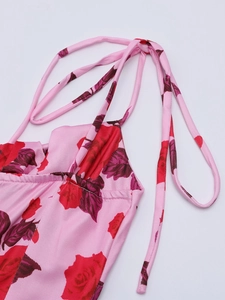 Détail de robe à fleurs rose montrant les bretelles fines et les coutures de bordure