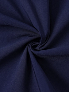 Vue détaillée du tissu tencel bleu marine montrant la texture flammée et les plis doux