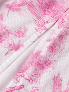 Dettaglio macro del tessuto mesh Toile de Jouy con motivi floreali e libellule