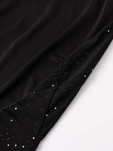 Détail macro d'une robe en résille noire avec des paillettes argentées carrées scintillantes
