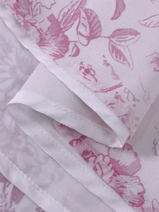 Gros plan détaillé du tissu mousseline rose fleuri avec imprimés roses et couture plate