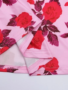 Gros plan de l'imprimé floral rose rouge sur tissu rose avec détails de couture